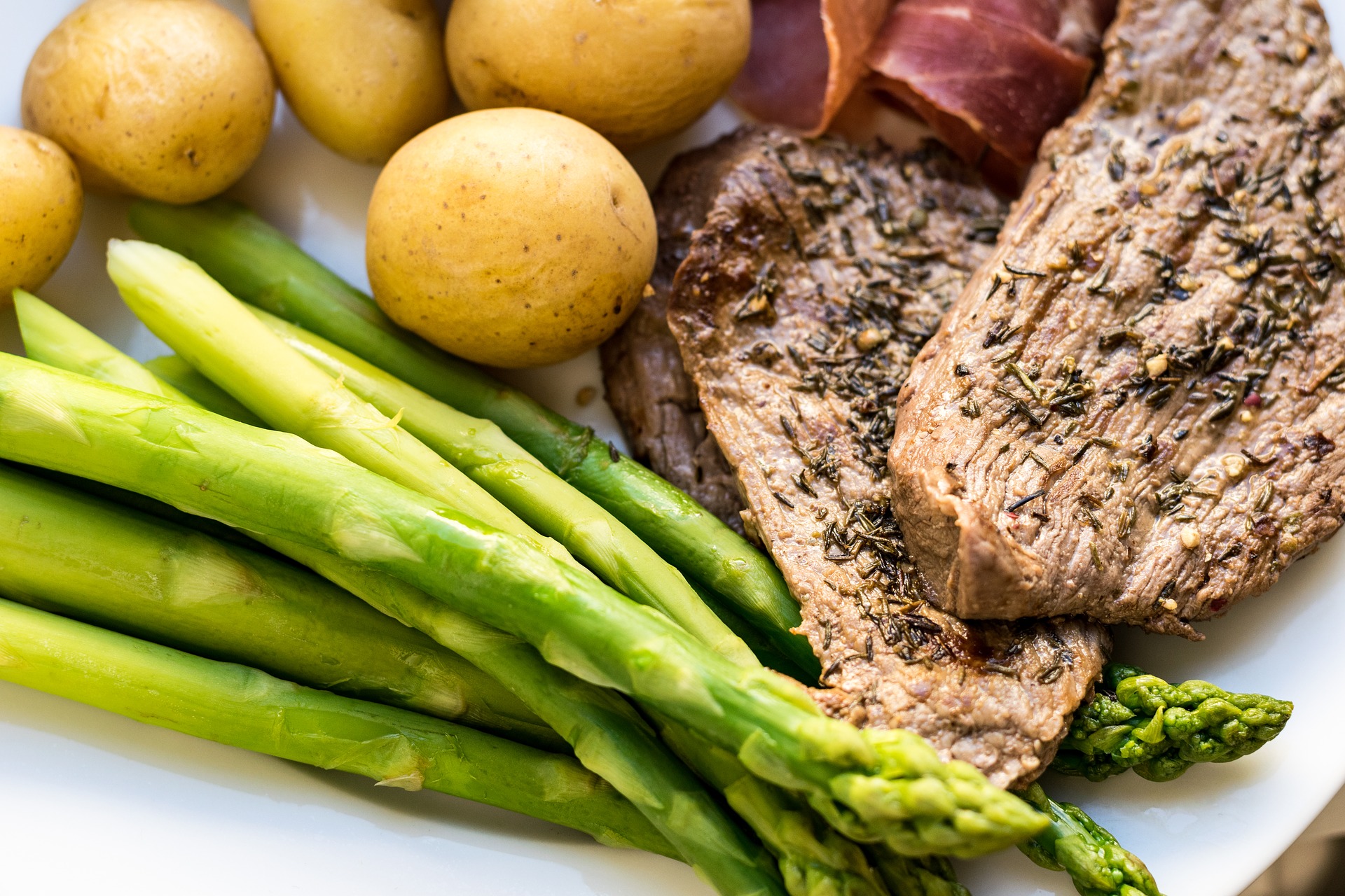 Healthy meal of meat, asparagus and potatoes